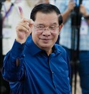 Kambodjas före detta premiärminister Hun Sen, röstar i söndagens val.  Heng Sinith / AP