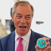 Reform UK:s partiledare Nigel Farage håller upp en muffin med den brittiska flaggan på. Arkivbild.