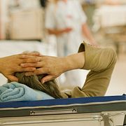 Patient i sjukhuskorridor.