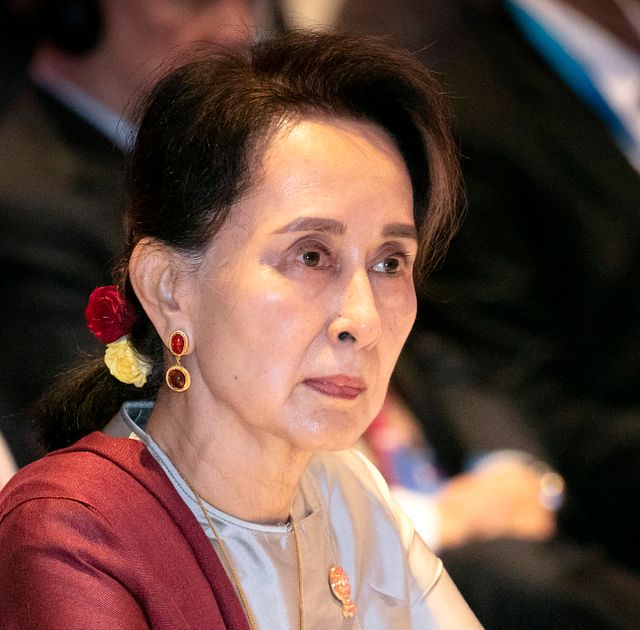Fängslad Aung San Suu Kyi vittnade i juntans domstol