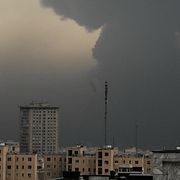 Rök i Teheran efter en israelisk attack. Bild från 8 mars.