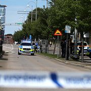 Polis utanför gymnasieskolan.