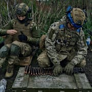 Ukrainska soldater vid fronten. Libkos / AP