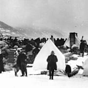 Guldsökare på väg mot Klondike samlas på stranden i Dyea vid Lynn Canal i British Columbia 1897.