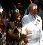 Lula da Silva under en ceremoni med en av Amazonas ursprungsbefolkningar förra året.   Edmar Barros / AP
