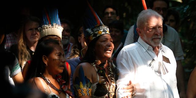  Lula da Silva under en ceremoni med en av Amazonas ursprungsbefolkningar förra året.   Edmar Barros / AP