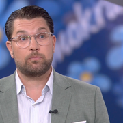 Jimmie Åkesson i aktuells studio. 