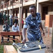 En polis i Burundi lägger sin röst.