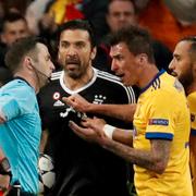 Buffon (tvåa från vänster) skäller ut domaren Michael Oliver.