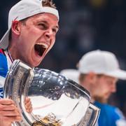 Finlands målvakt Kevin Lankinen firar med VM-bucklan.