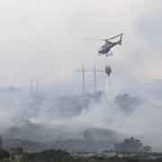 Branden bekämpas  från helikopter.