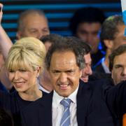 Favoriten Daniel Scioli med frun Karina Rabolini under primärvalskampanj tidigare i år.