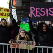 Ett stort antal människor demonstrerar på lördagen vid JFK-flygplatsen i New York mot Trumps visumstopp.