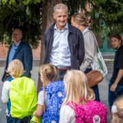 Norges statsminister Jonas Gahr Støre besöker en skola i samband med Arendalsveckan 2022.