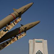 Iranska robotar framför ”frihetsmonumentet” i Teheran.