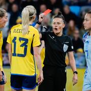 Sveriges Amanda Ilestedt får rött kort under fredagens fotbollsmatch i Nations League,