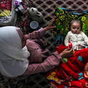 En kvinna med ett litet barn i Gaza. Personerna på bilden är inte samma som nämns i artikeln.