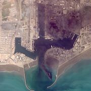 En satellitbild från Planet Labs PBC som visar fartyg som brinner efter en amerikansk attack mot en hamn i Iran.