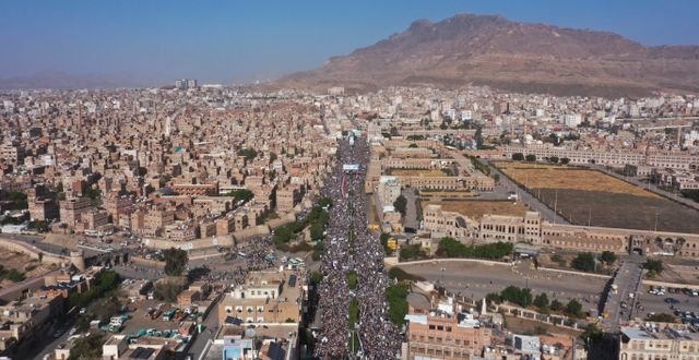 Huthimilisens anhängare markerar sjuårsdagen i huvudstaden Sanaa. Abulsalam Sharhan / AP
