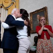 Biden kramar Ashley Biden efter att ha hållit talet. I bakgrunden Jill Biden, Hunter Biden och Finnegan Biden.