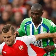 Wolfsburgs Guilavogui, här i kamp med Arsenals Jack Wilshere. Arkiv.