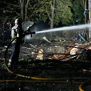 Räddningstjänsten släcker en brand efter de ryska attackerna natten mot lördagen.