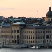 Exteriörbild av Nationalmuseum i Stockholm i solnedgång. 
