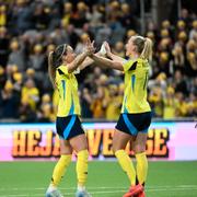 Sveriges Stina Blackstenius jublar med Kosovare Asllani under playoff-matchen mot Serbien.