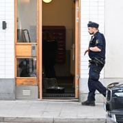 Den 15-årige pojken hittades ihjälhuggen i porten till ett flerfamiljshus. 