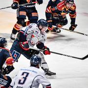 Linköpings Ken Andre Olimb (40, mitten) med pucken under söndagens kvartsfinal 1 i bäst av 7 mellan Djurgårdens IF och Linköping HC i SM-slutspelet i ishockey i Hovet i Stockholm.