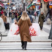 Kvinna bär kassar på shoppingstråket på Drottninggatan i Stockholm. Illustrationsbild.
