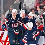 USA:s Brady Tkachuk i mitten har gjort mål och firar med brodern Matthew Tkachuk samt Brock Faber och Jaccob Slavin i matchen mot Finland.