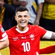 Schweiz Granit Xhaka (mitten) gör 0-1 på straff under fredagens fotbollsmatch i VM-kvalet mellan Sverige och Schweiz.