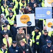 Lufthansapiloter demonstrerade i tyska Frankfurt i samband med en strejk i november (arkivbild).