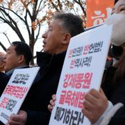 Demonstranter protesterar mot Sydkoreas besked i Seoul på måndagen.