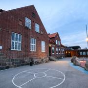  Kyrkskolan i centrala Svedala där ett barn föll från ett 10 meter högt tak. 