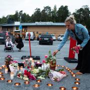 Människor samlas under söndagskvällen på platsen i Botkyrka där den 12-åriga flickan sköts till döds.