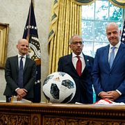 Fifa-toppen Mattias Grafström med rådgivaren Carlos Cordeiro som nyss avgick, Gianni Infantino och president Donald Trump.