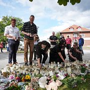Fagerstabor lämnar blommor utanför skolan på lördagen.