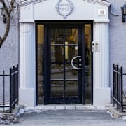 Thorbjørn Jagland (till vänster) utanför lägenheten på torsdagen.