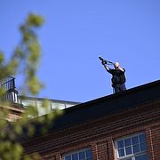 Polisens tekniker på brottsplatsen. Arkivbild.