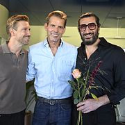 Regissören Alex Schulman med skådespelarna Linus Wahlgren och Fares Fares under en pressträff på filmhuset.