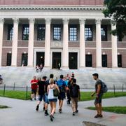 Studenter utanför universitetsbiblioteket på Harvard.