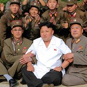 Kim Jong-Un med soldater.