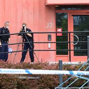 Polis utanför Trångsundsskolan efter skjutningen. 