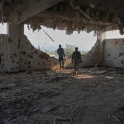 En attackerad moské i Kashmir som visas upp för media. 