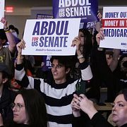 Människor lyssnar på den progressiva Maine-kandidaten Abdul El-Sayed, arkivbild från 2026.