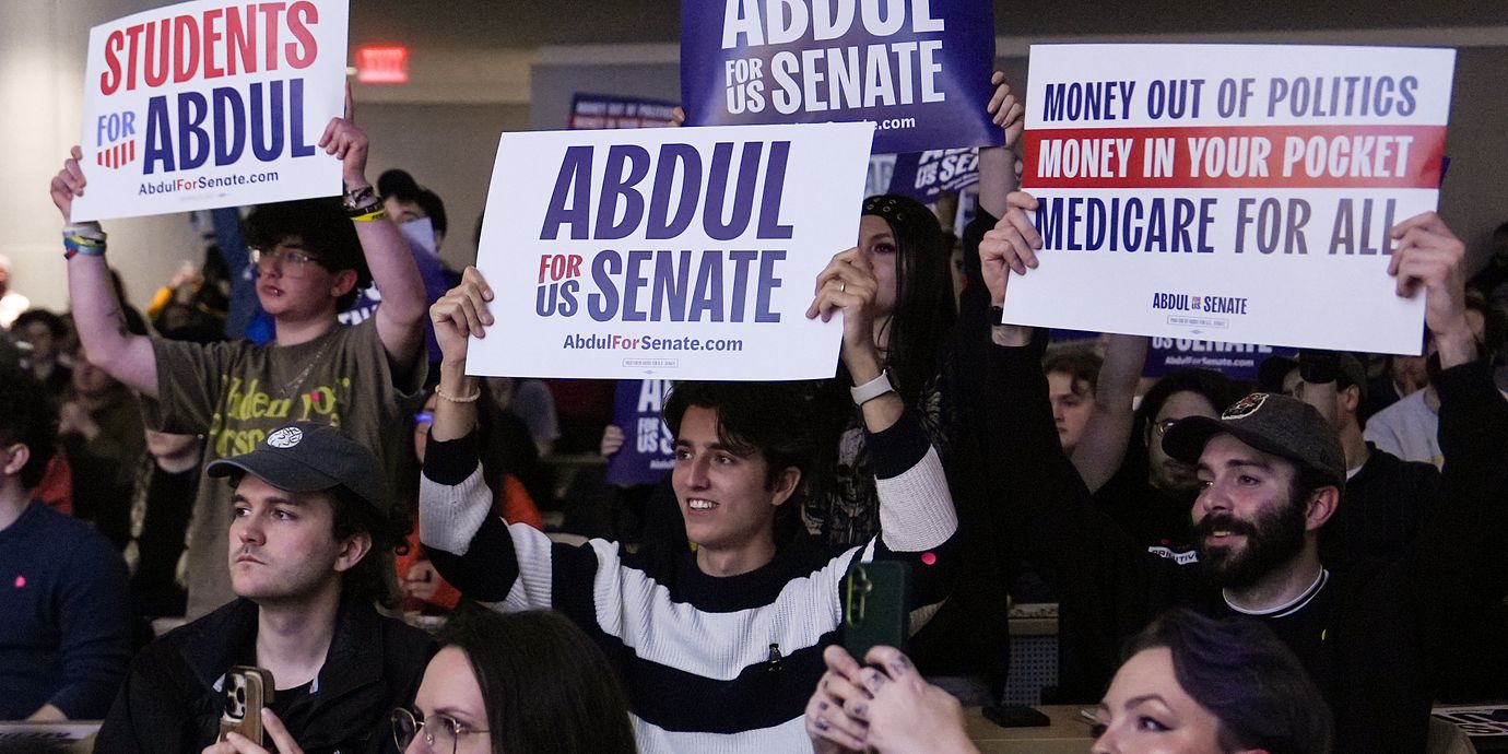 Människor lyssnar på den progressiva Maine-kandidaten Abdul El-Sayed, arkivbild från 2026.