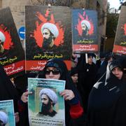 Bild på Nimr al-Nimr hålls upp under demonstration i Iran.