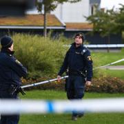 Polisen arbetar på mordplatsen. 